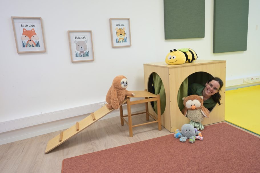 Andrea und die Tiere verstecken sich in der Höhle. Die Kinder lieben sie als Rückzugsort und klettern gerne hinauf, um hinunterzuspringen.